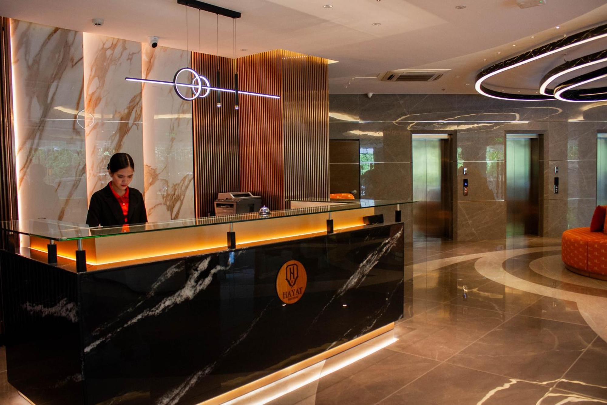 Hayat Sky Towers Hotel Cebu Buitenkant foto