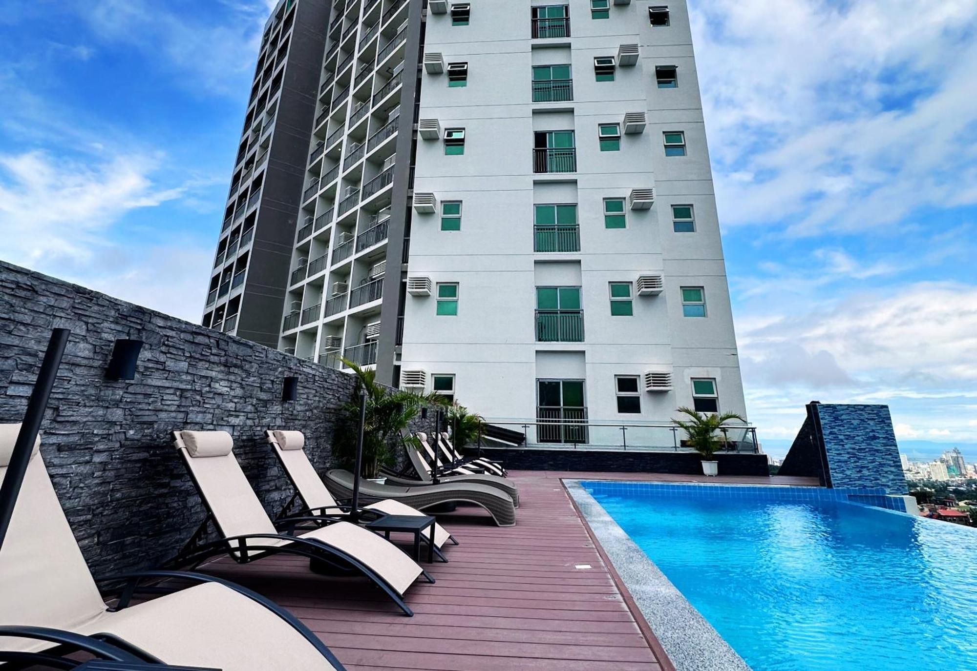 Hayat Sky Towers Hotel Cebu Buitenkant foto